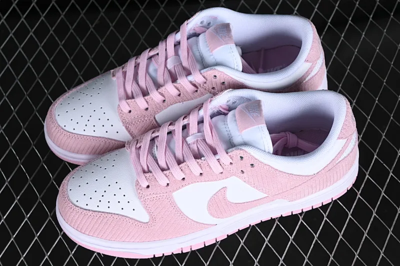 All categories Nk SB Dunk Series Nk SB Dunk Low low-top sneakers Cost-effective version Nk Dunk Low "Pink Corduroy" dirty pink corduroy SB low-top sports and leisure sneakers FN7167-100